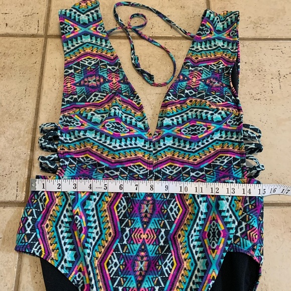 💛 No Boundaries XL/XG (15-17) Aztec Print Deep V Lattice Side One-Piece Swimsuit - Picture 5 of 8